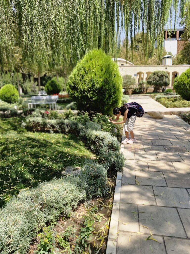 دوره عکاسی دبستان دخترانه پروین اعتصامی کرج عظیمیه