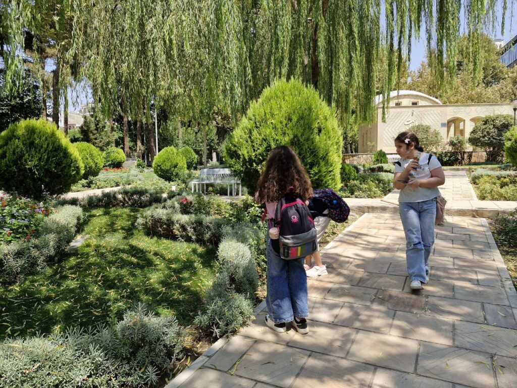 دوره عکاسی دبستان دخترانه پروین اعتصامی کرج عظیمیه