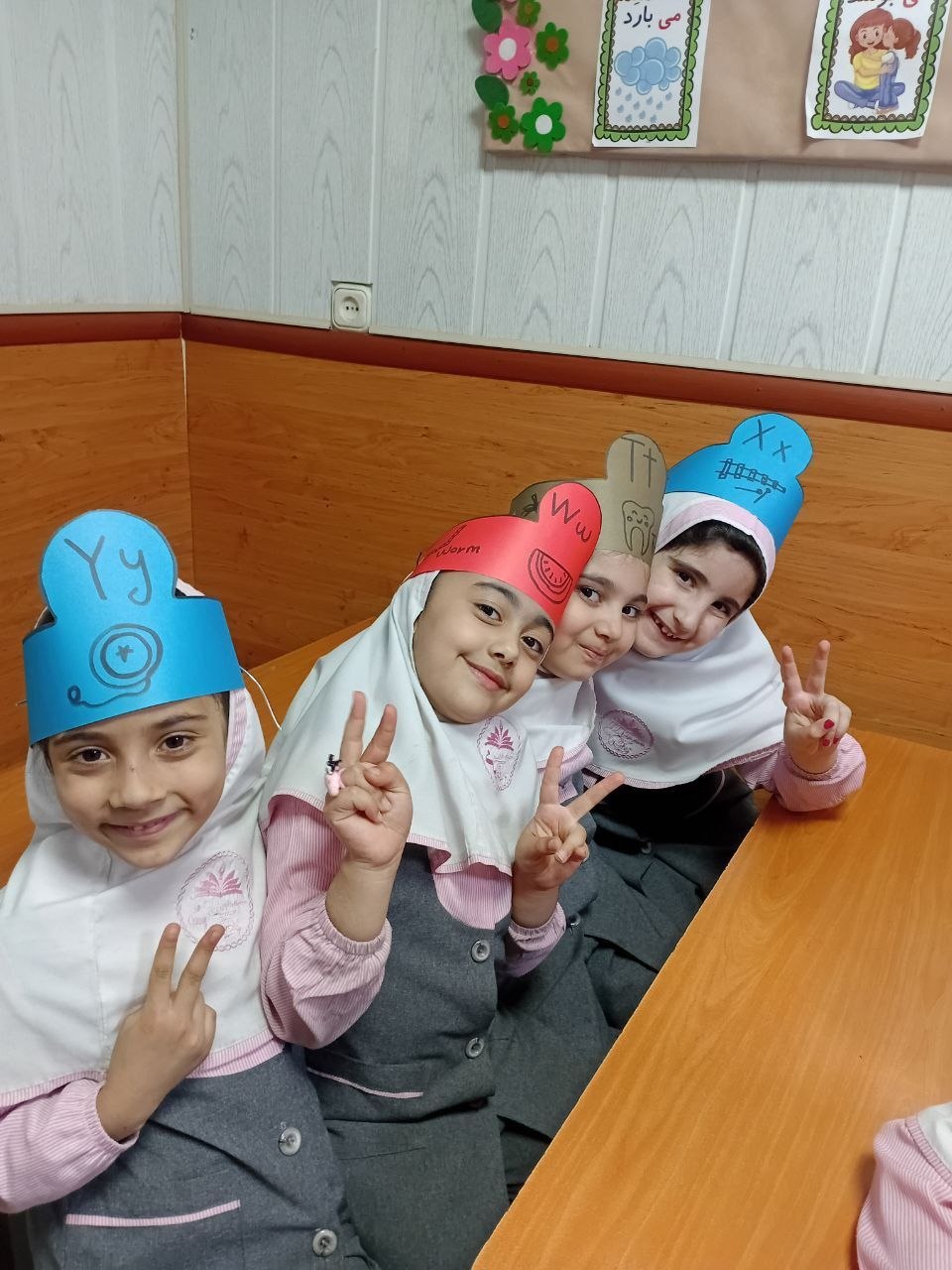 دوره آموزشی زبان انگلیسی دبستان دخترانه پروین اعتصامی کرج عظیمیه